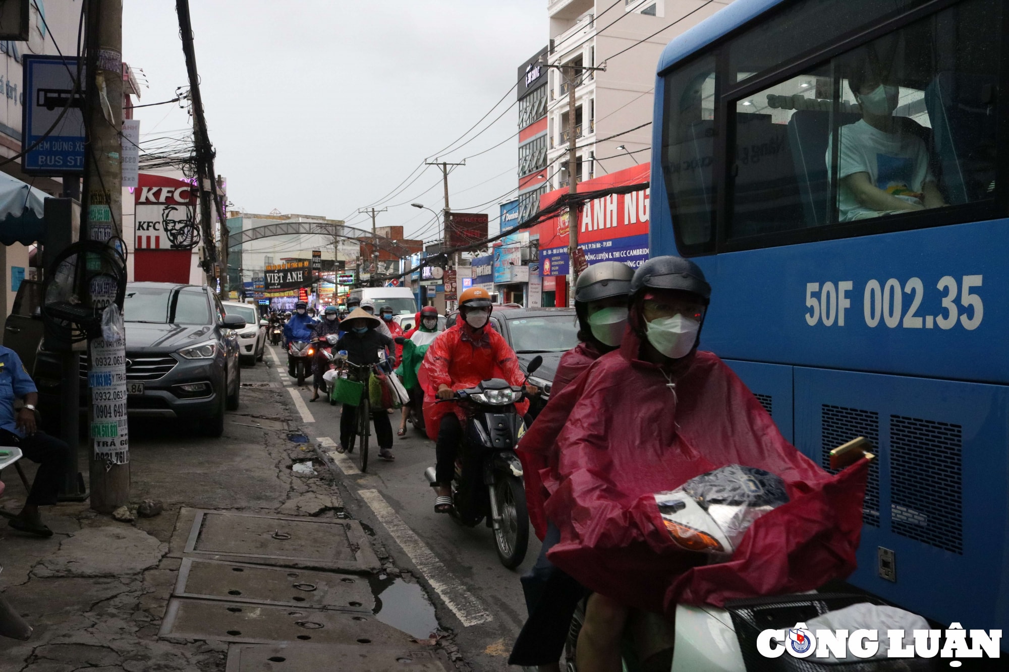 Đặc biệt, đoạn nút giao đường Đình Phong Phú, Trương Văn Hai và Trương Văn Thánh, dòng xe từ đây đổ ra khiến giao thông bị xung đột, đôi lúc bị rối loạn.