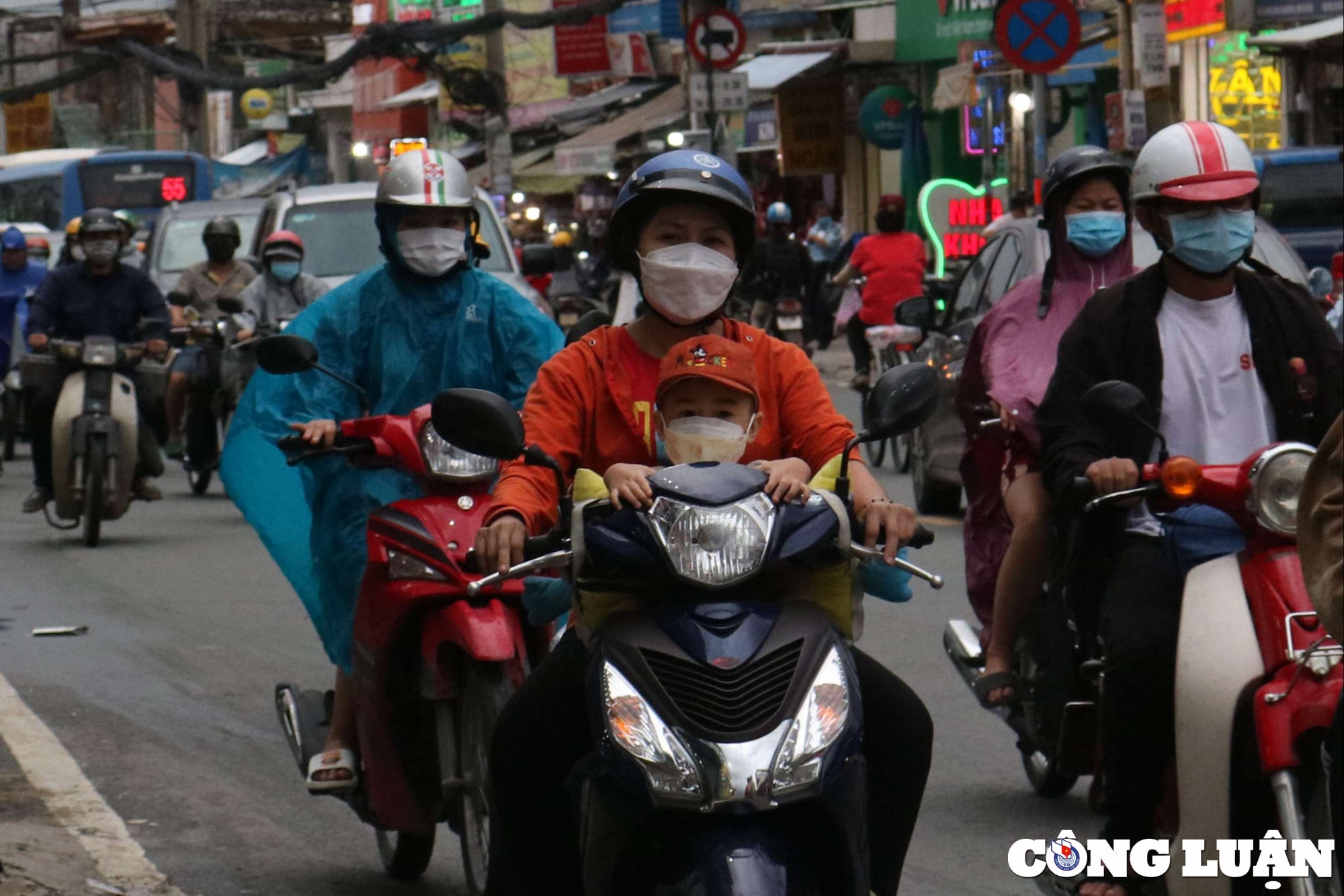 Trên đoạn đường này, các công trình nhà ở mới đều được xây dựng thụt vào trong khoảng 5 m, dành cho việc giải phóng mặt bằng sắp tới.