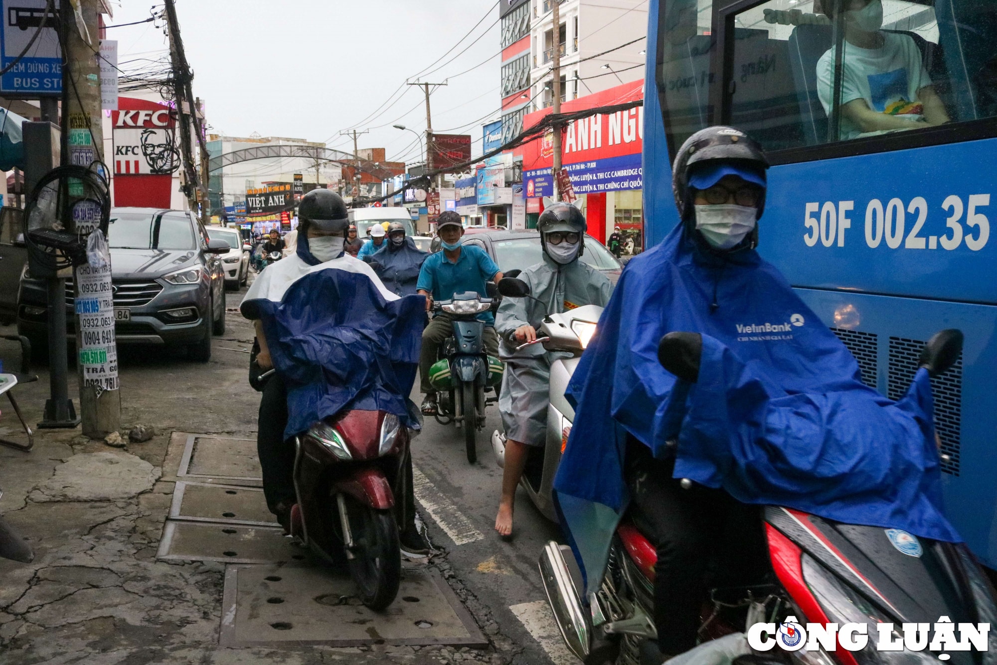 “Giờ cao điểm là kẹt xe, bây giờ đỡ hơn trước nhiều rồi nhưng vẫn còn ùn ứ lắm, làm cho việc buôn bán của bà con bị ảnh hưởng khá nhiều. Chưa kể tới chuyện cứ mưa là đường ngập. Người ta thấy kẹt xe thì leo lề, khiến cho gạch men vỉa hè cũng hư hỏng không ít”, một tiểu thương tại đây chia sẻ.