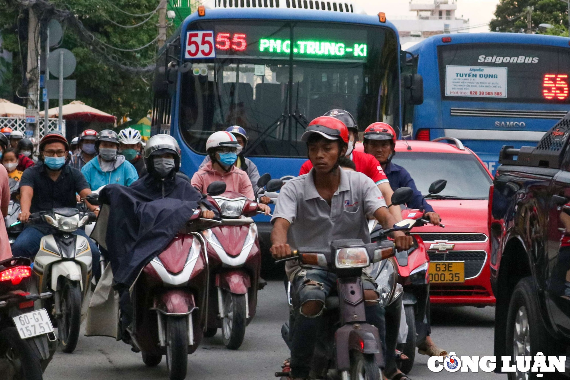 Một số người dân sống tại đây cho biết đã được cơ quan chức năng mời lên họp và bàn về việc giải phóng mặt bằng, mở rộng đường Lê Văn Việt. Song, do đơn giá đền bù chỉ bằng 1/10 thị trường, nên hầu như người dân vẫn chưa đồng ý chấp nhận.