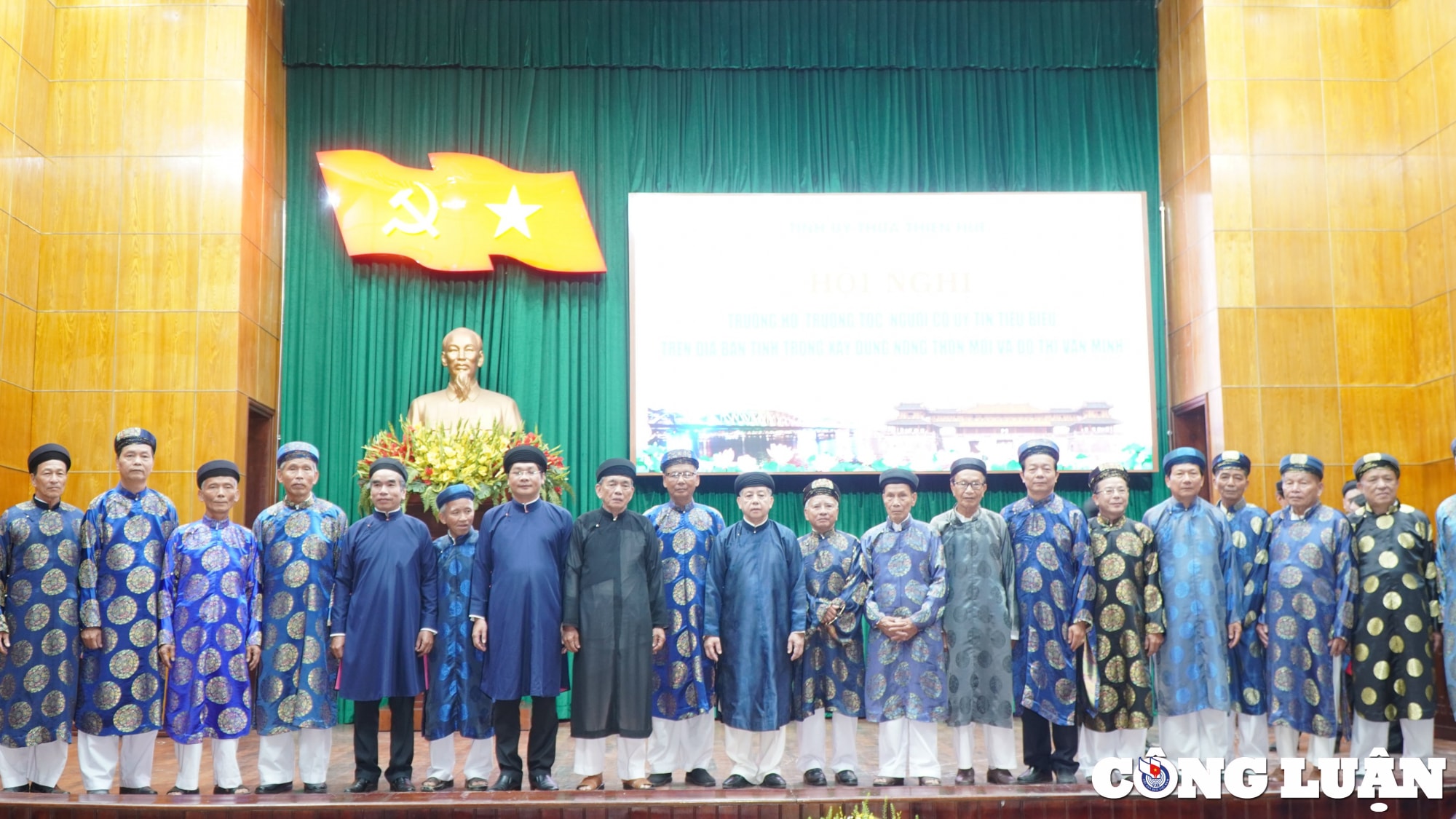 Trưởng họ, trưởng tộc, người có uy tín tiêu biểu chụp hình cùng lãnh đạo tỉnh.