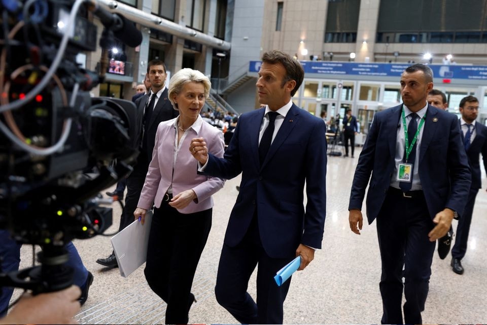 Tổng thống Pháp Emmanuel Macron nói chuyện với Chủ tịch Ủy ban châu Âu Ursula von der Leyen sau cuộc họp báo chung với Chủ tịch Hội đồng châu Âu Charles Michel tại Brussels, Bỉ vào ngày 23 tháng 5 năm 2022. Ảnh: Reuters