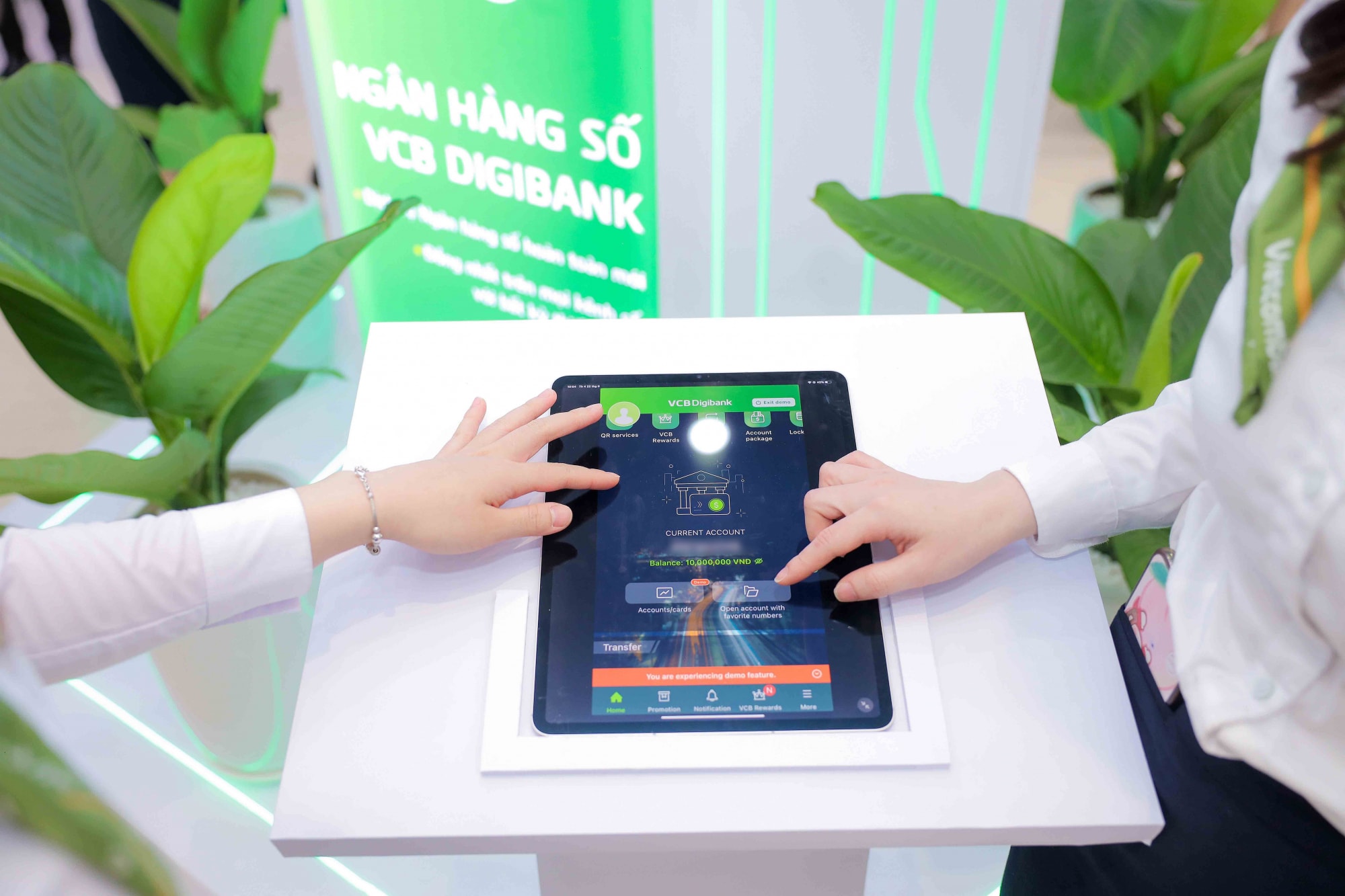 Khách hàng trải nghiệm dịch vụ rút tiền bằng CCCD có gắn chip được triển khai tại Vietcombank Ba Đình.