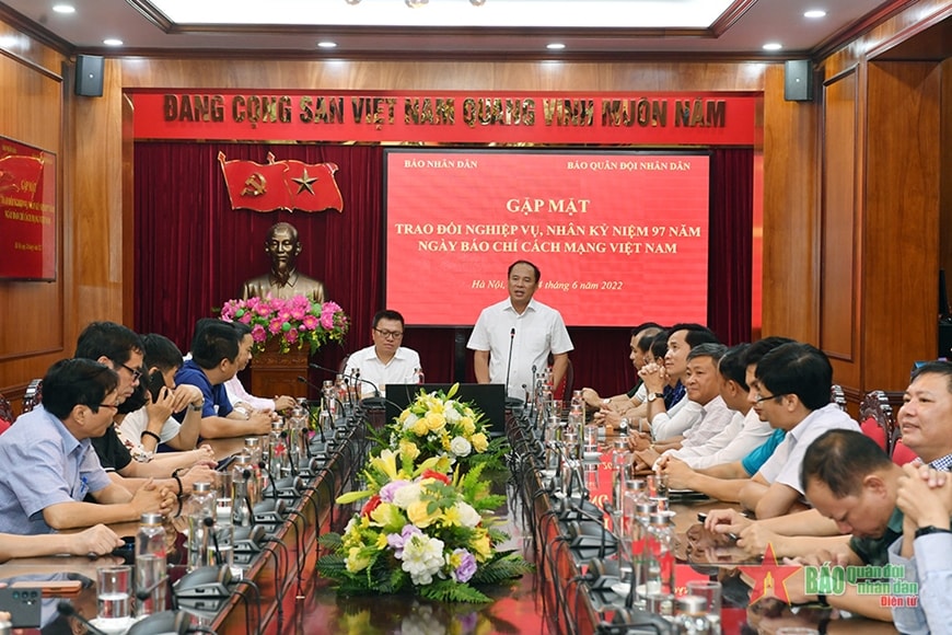 Thiếu tướng Đoàn Xuân Bộ, Tổng biên tập Báo Quân đội nhân dân phát biểu tại hội nghị. Ảnh: Việt Trung 