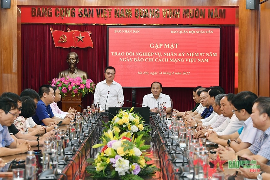 Đồng chí Tổng biên tập báo Nhân dân Lê Quốc Minh chia sẻ về quá trình chuyển đổi số của Báo Nhân Dân. Ảnh: Việt Trung