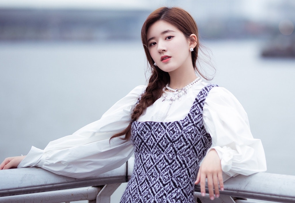 Triệu Lộ Tư bị nghi ngờ diễn xuất không phù hợp vào vai cô gái dấu kín tâm tư của mình suốt nhiều năm - Ảnh: Cbizoom