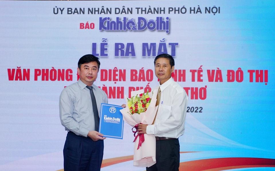 Tổng Biên tập báo Kinh tế & Đô thị trao quyết định bổ nhiệm nhà báo Hoàng Tiến Dũng (bút danh Hồng Lĩnh) làm Trưởng Văn phòng đại diện báo Kinh tế & Đô thị tại TP Cần Thơ. Ảnh: V. Tâm