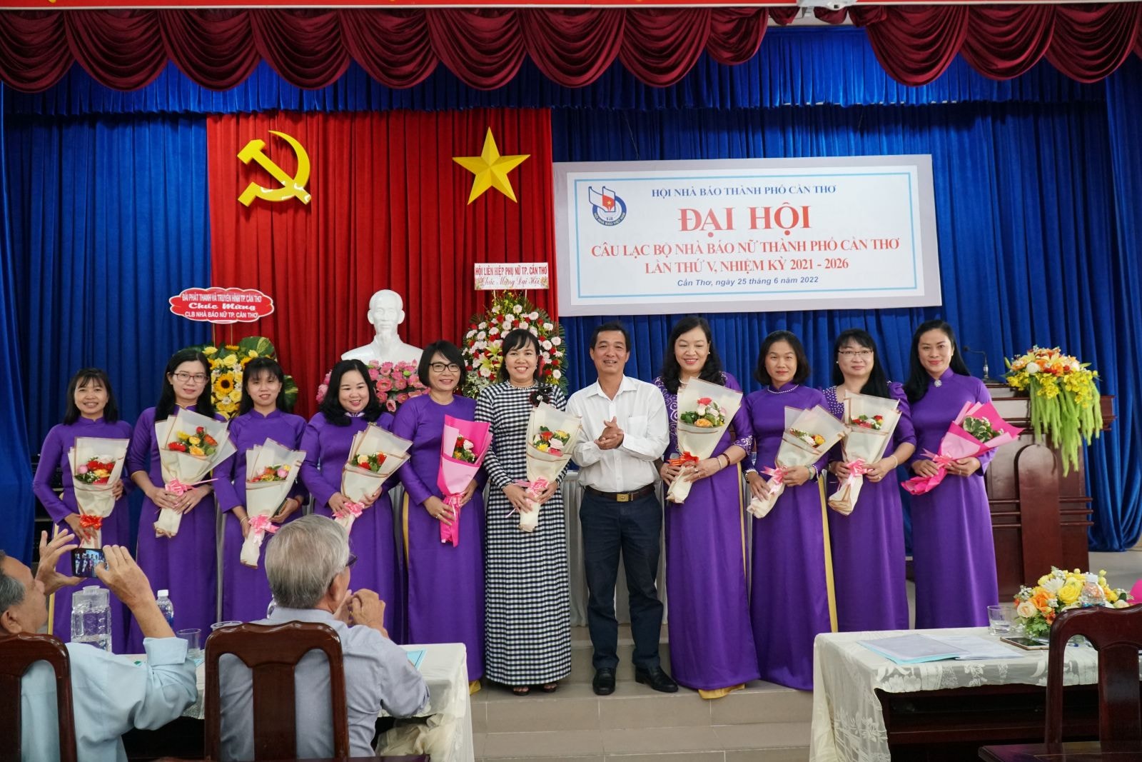 Nhà báo Trương Văn Chuyển, Ủy viên Ban Thường vụ HNB Việt Nam, Chủ tịch HNB thành phố Cần Thơ tặng hoa chúc mừng Ban Chủ nhiệm CLB Nhà báo nữ nhiệm kỳ 2021-2026. Ảnh: Chung Cường