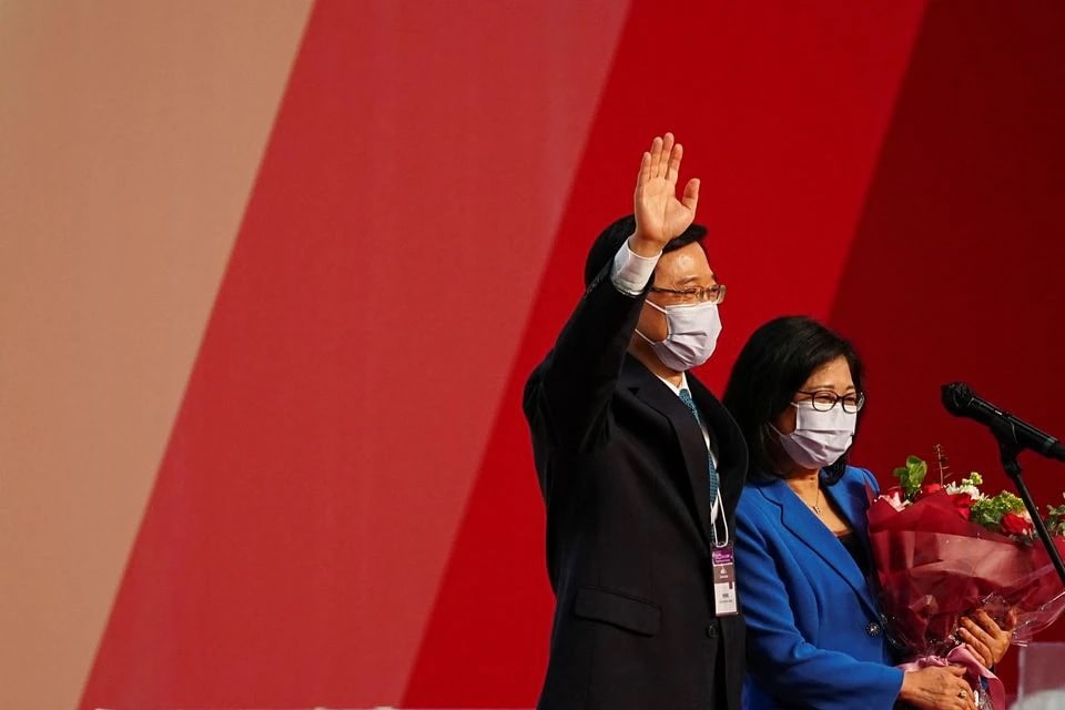 John Lee cùng vợ Janet Lam Lai-sim sau khi được bầu làm Trưởng Đặc khu hành chính Hồng Kông vào ngày 8 tháng 5 năm 2022. Ảnh: Reuters