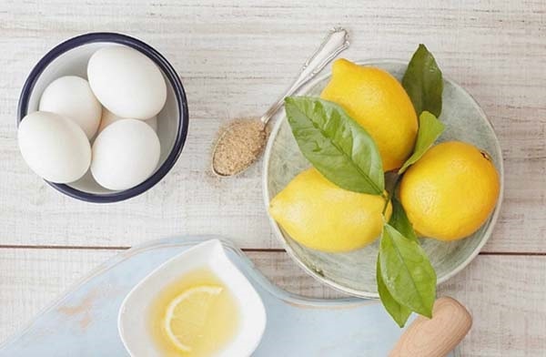 3. Mặt nạ lòng trắng trứng gà và nước cốt chanh: Đập một quả trứng vào chén nhỏ và tách lòng trắng trứng khỏi lòng đỏ trứng. Thêm một muỗng canh nước cốt chanh tươi vào lòng trắng trứng và trộn với nhau. Thoa trực tiếp hỗn hợp lên mặt. Bạn có thể đắp 2-3 lớp mặt nạ hoặc sử dụng một miếng mặt nạ giấy, nhúng vào hỗn hợp trên rồi đắp lên mặt. Để đến khi nó khô tự nhiên hoàn toàn. Lột lớp mặt nạ theo hướng từ dưới lên nhẹ nhàng để lấy mụn đầu đen hiệu quả. Rửa sạch bằng nước ấm và lặp lại phương pháp này 3-4 lần mỗi tuần.