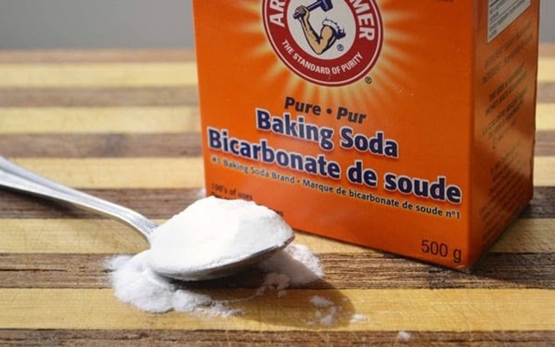 4. Mặt nạ lòng trắng trứng và baking soda: Đập một quả trứng vào chén nhỏ và tách lòng trắng khỏi lòng đỏ trứng, đánh bông lòng trắng trứng. Trong một bát khác, lấy hai muỗng canh bột soda và thêm ít nước vào tạo ra hỗn hợp đặc. Sau đó trộn cả hai hỗn hợp này lại với nhau. Thoa đều hỗn hợp lên mặt và massage trong vòng 3-4 phút. Giữ nguyên trong 8 - 10 phút nữa rồi rửa sạch bằng nước ấm. Lặp lại toàn bộ quy trình 2-3 lần hàng tuần.