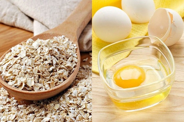 5. Mặt nạ lòng trắng trứng và yến mạch: Nấu một ít bột yến mạch, sau đó để ở nhiệt độ phòng. Lấy hai muỗng canh bột yến mạch đã nấu chín và đựng trong bát.Trong một bát riêng, dùng nĩa đánh bông lòng trắng trứng. Thêm hai muỗng canh bột yến mạch đã nấu chín vào và trộn với nhau.Thoa một lớp mỏng hỗn hợp này lên khắp mặt và đợi cho đến khi nó khô hoàn toàn.Rửa sạch bằng nước mát và lặp lại phương pháp này một lần trong 2-3 ngày.