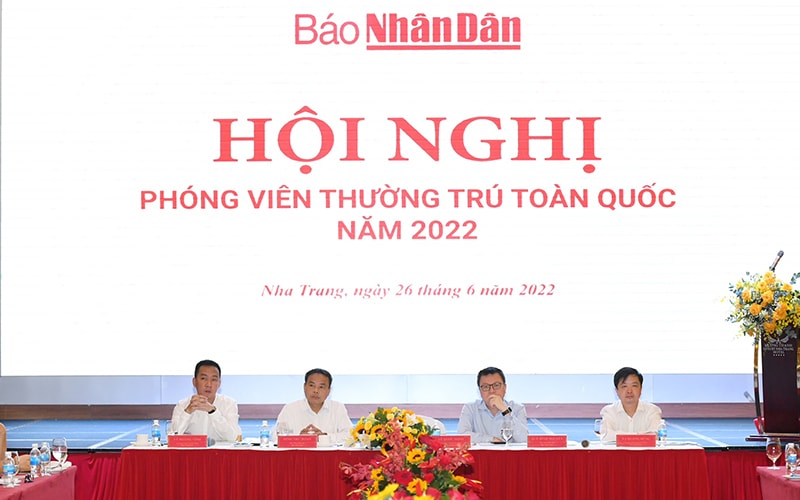 Nhà báo Lê Quốc Minh, Tổng Biên tập chủ trì hội nghị.