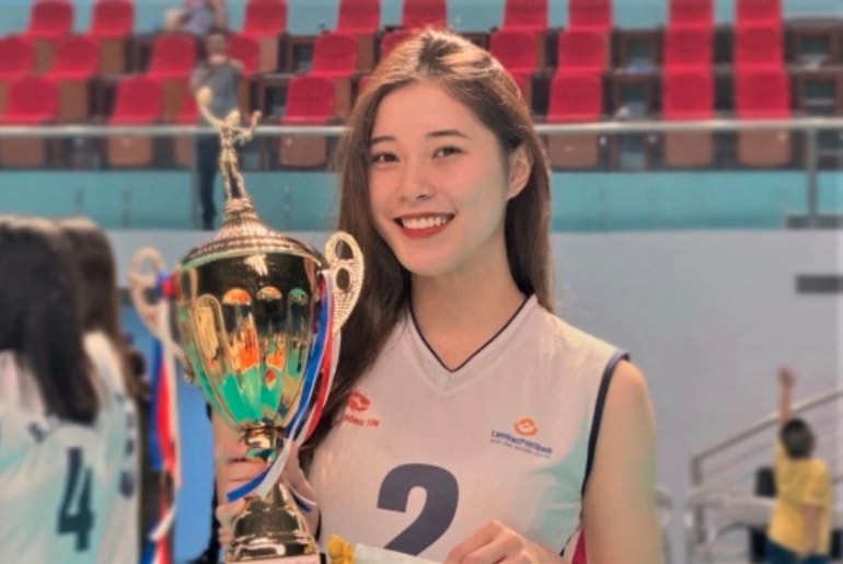 Hình ảnh của Đặng Thu Huyền khi còn thi đấu bóng chuyền. Thu Huyền được gọi vào tuyển trẻ quốc gia năm 2017, thi đấu VTV Cup và tiếp đó là giải U19 nữ châu Á. Cuối năm 2020, Thu Huyền thi đấu cho đội Đắk Lắk và góp phần giúp đội trụ hạng thành công. Ảnh: tinthethao