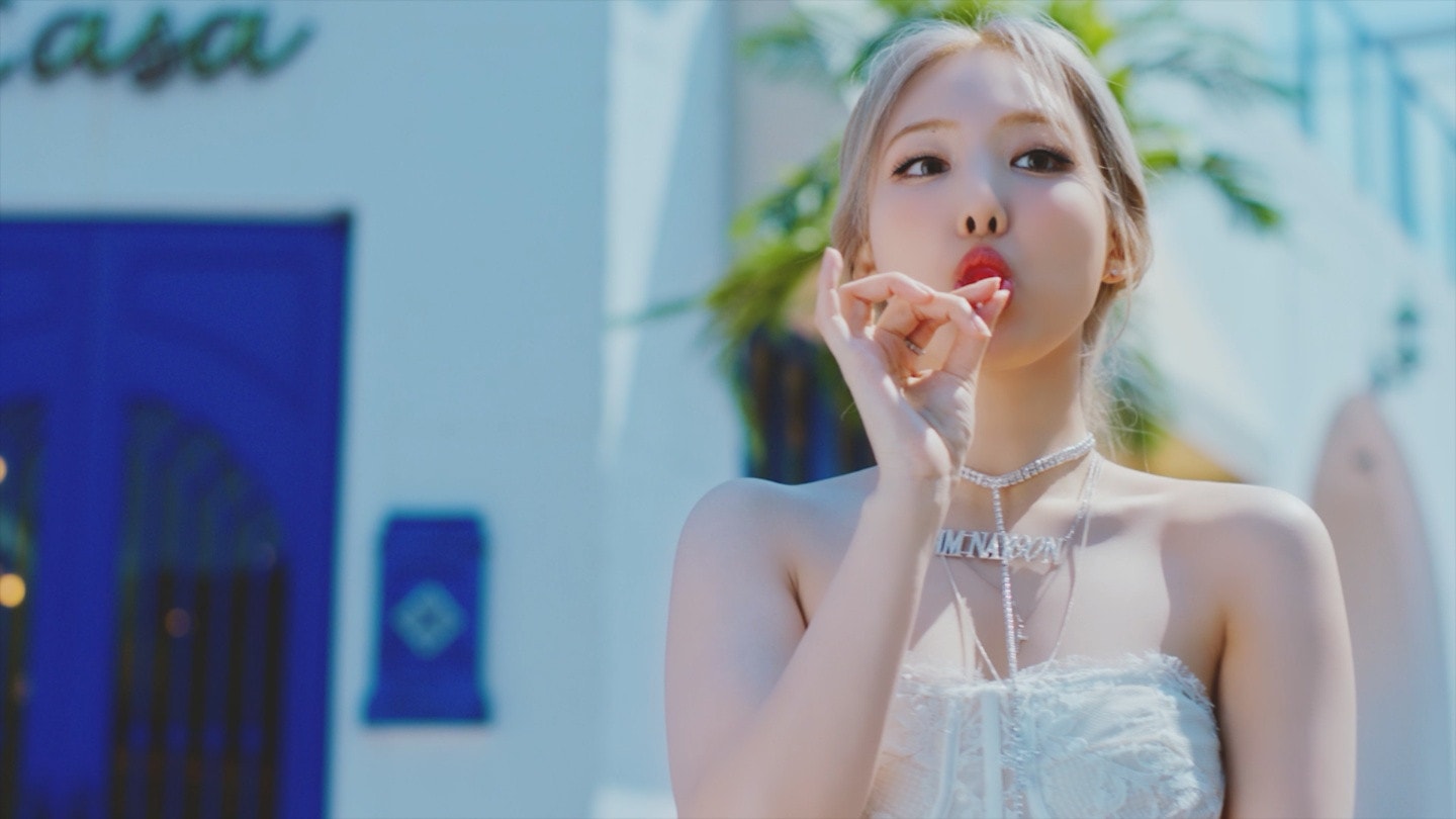 Trong các bài hát của album Im Nayeon, nữ ca sĩ lại khoác lên mình một hình tượng độc đáo. - Ảnh: JYP