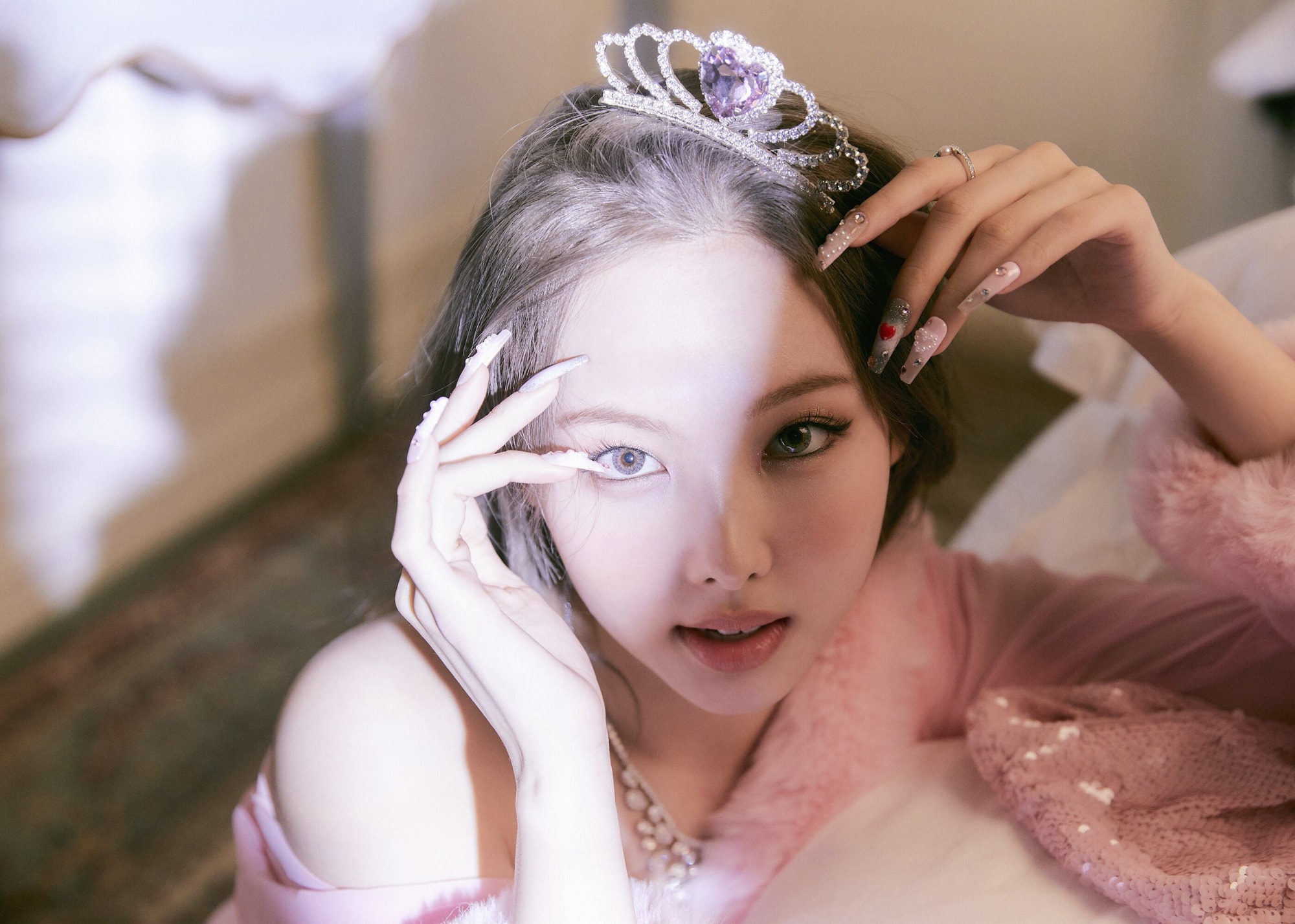 Trong các bài hát của album Im Nayeon, nữ ca sĩ lại khoác lên mình một hình tượng độc đáo. - Ảnh: JYP