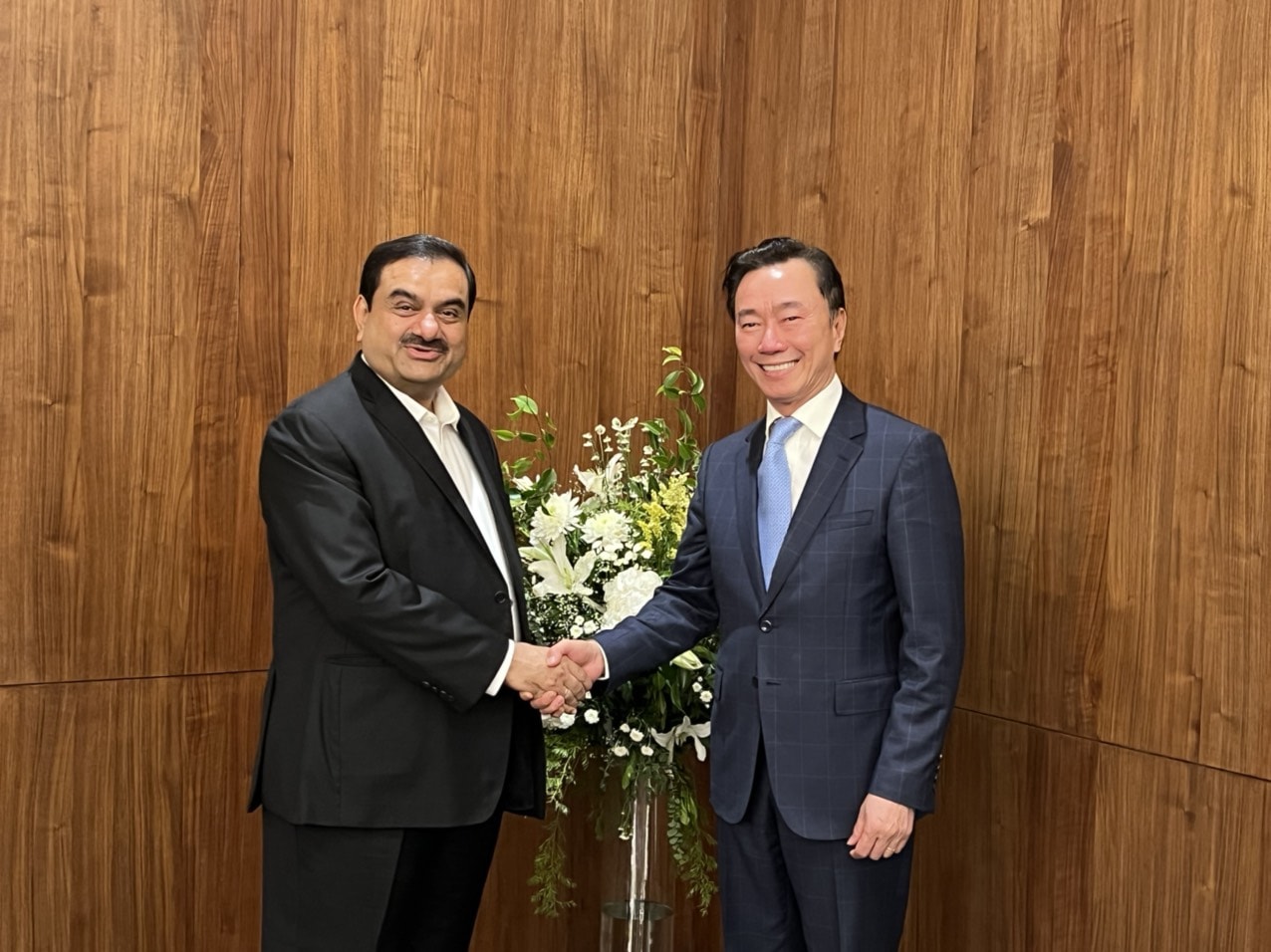 Đại sứ Việt Nam tại Ấn Độ, ông Phạm Sanh Châu, gặp gỡ tỷ phú Gautam Adani ở Ấn Độ.