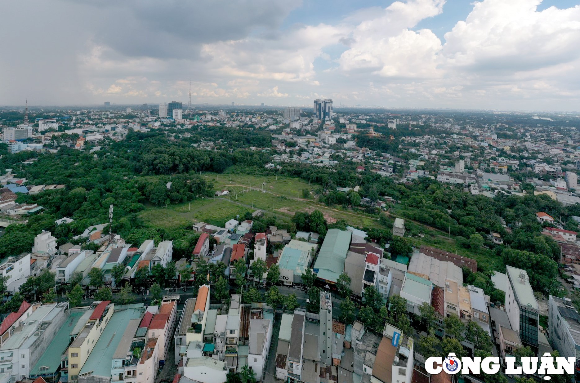 Giữa trung tâm phường Phú Cường của TP. Thủ Dầu Một (tỉnh Bình Dương), một khu đất rộng hàng chục ha đầy cây xanh cỏ dại, lác đác vài chục căn nhà lụp xụp dường như bị bỏ hoang đến nay đã 15 năm. Đây từng là khu đất dự án Dự án khu dân cư Thủ Dầu Một Thế Kỷ 21 của Công ty TNHH Xây dựng Đầu tư Kinh doanh địa ốc Tân Vũ Minh (Công ty Tân Vũ Minh) và hiện nay là dự án Công viên Phú Cường.
