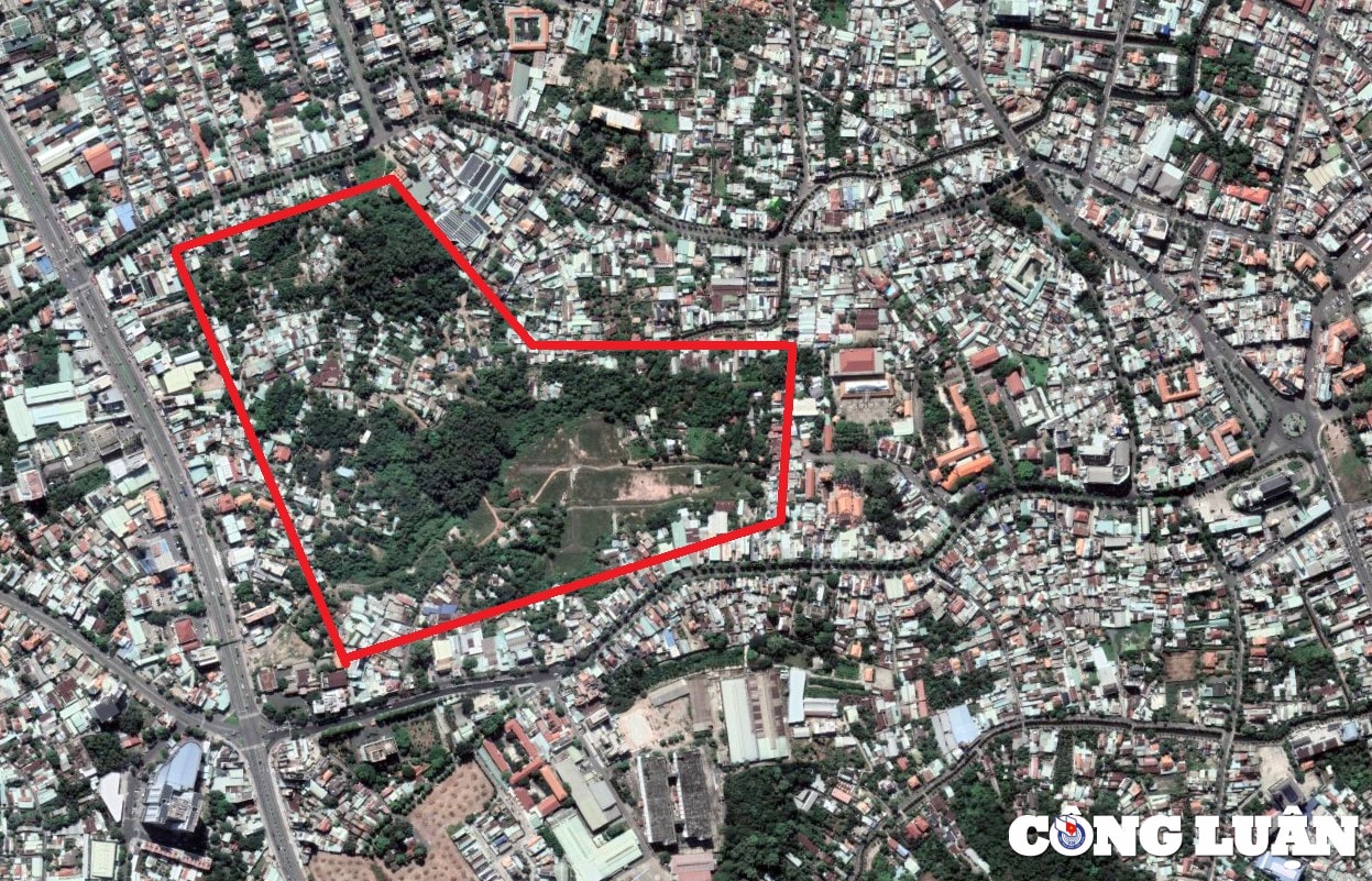 Khu đất dự án rộng khoảng 24ha, có vị trí đắc địa khi nằm trọn trong 4 trục đường chính là đại lộ Bình Dương - Yersin - Thích Quảng Đức - Dương Võ Thanh Long của TP.Thủ Dầu Một, xung quanh đô thị sầm uất, đầy đủ tiện ích.