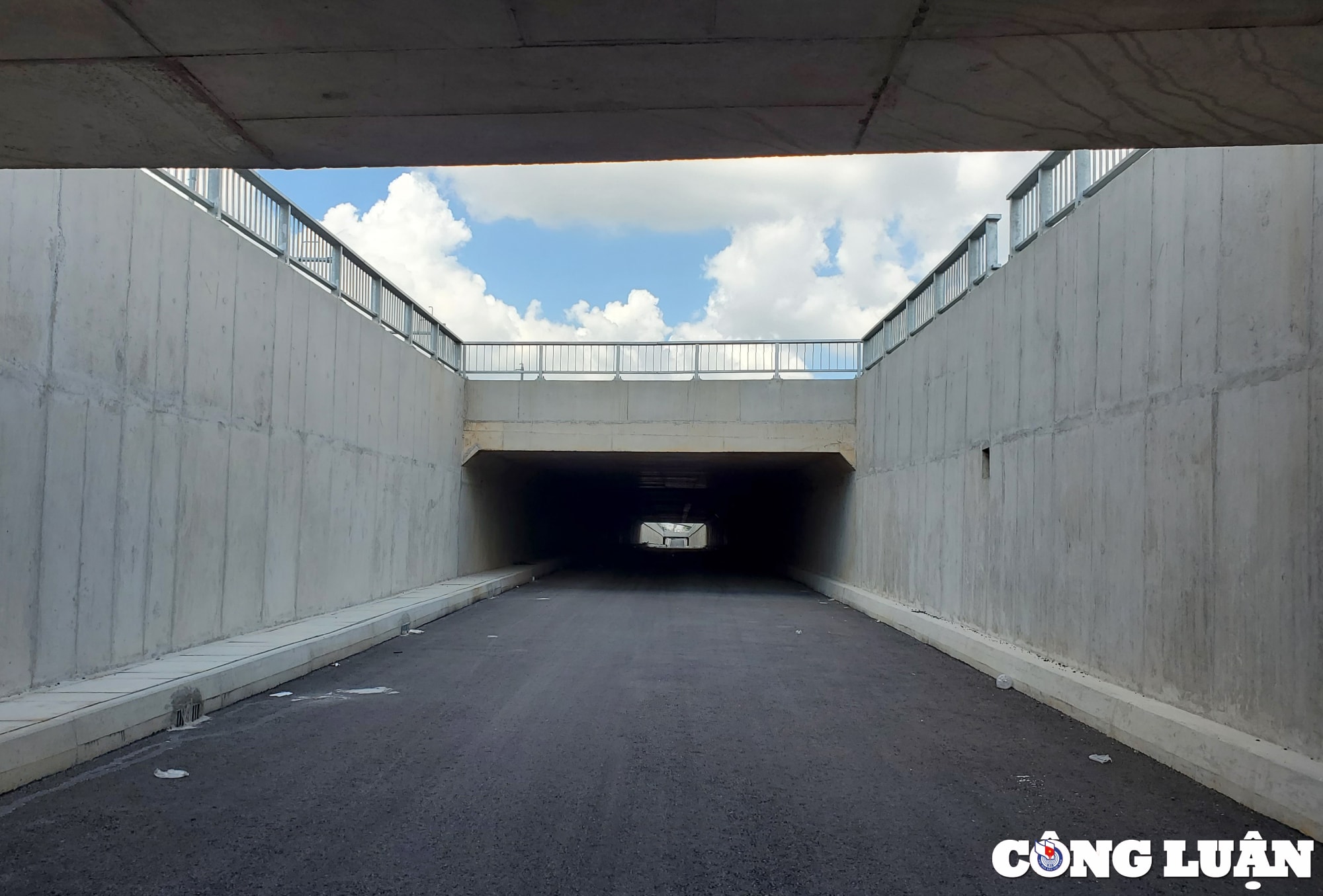 Dự án hầm chui BXMĐ mới trên xa lộ Hà Nội đã cơ bản hoàn thành, nhưng các phương tiện vẫn chưa được phép lưu thông qua đây.
