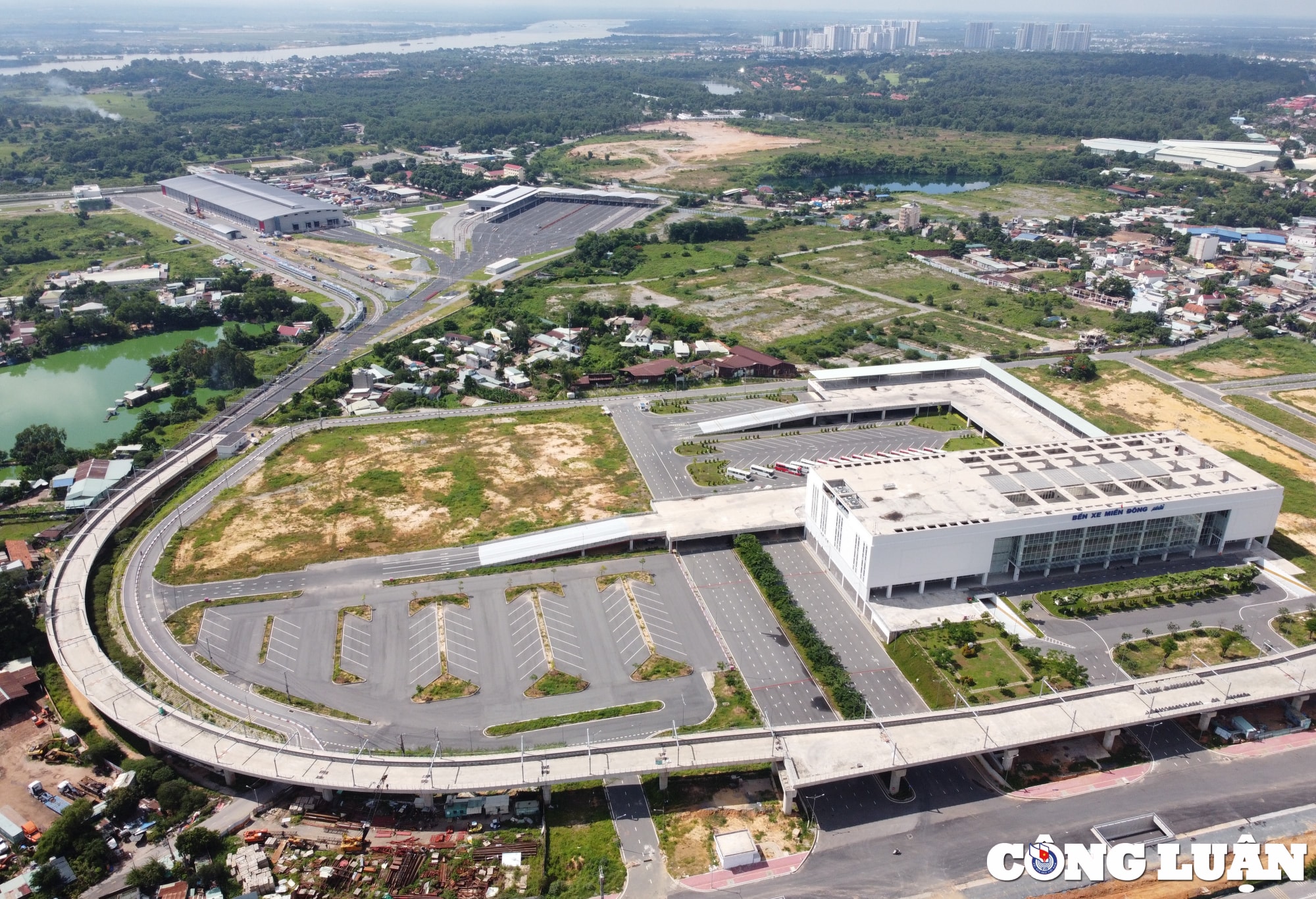 Đây là bến xe được đầu tư quy mô, hiện đại nhất nước trên diện tích 16 ha thuộc TP. Thủ Đức và một phần TP Dĩ An, Bình Dương.