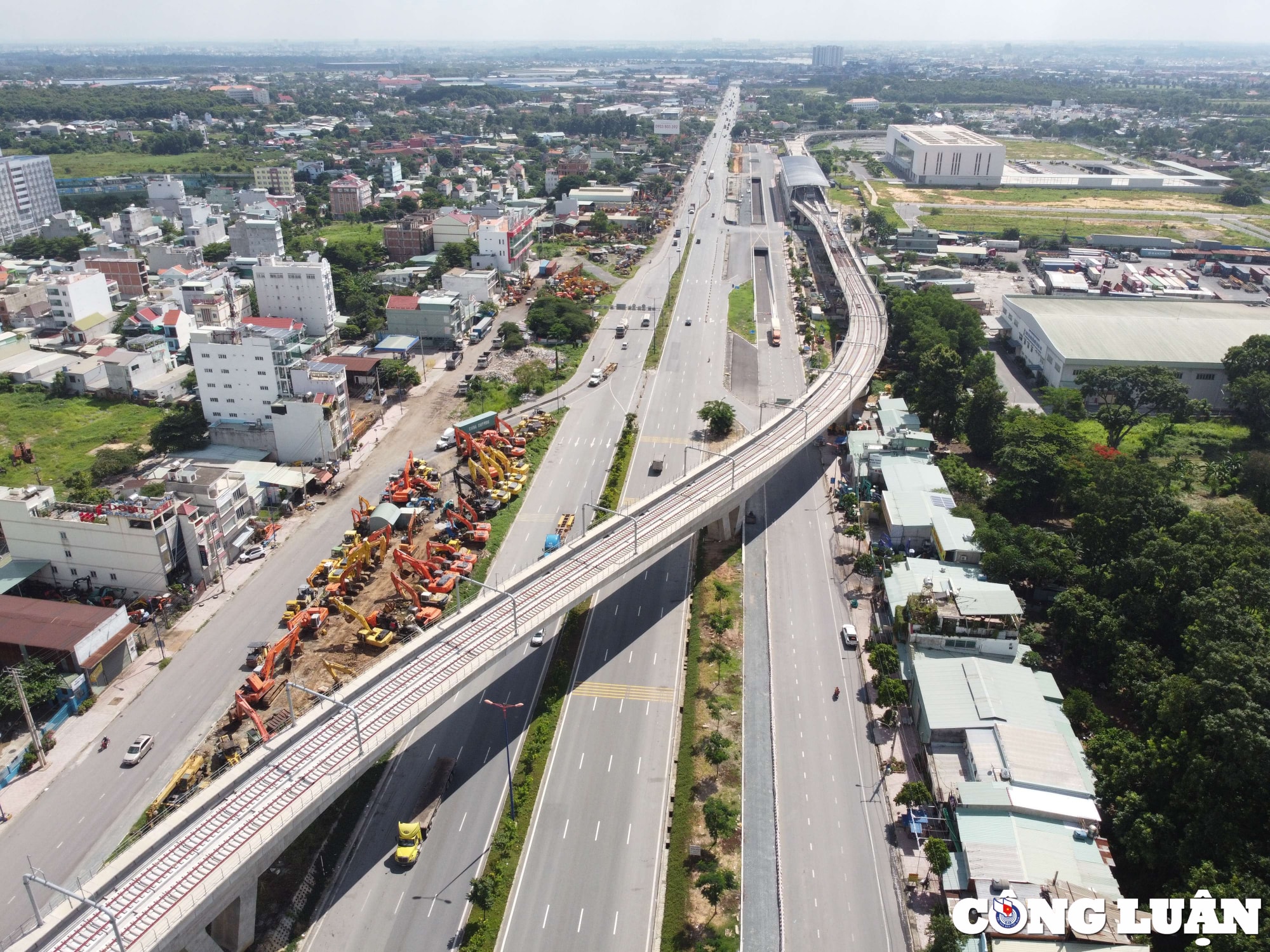 Bên cạnh đó, người dân nếu muốn đi từ cổng trước bến xe này về phía trung tâm TP. HCM buộc phải chạy tới dạ cầu Đồng Nai cách đó hơn 2 km để quay đầu hoặc phải vòng ra phía sau bến rồi đi đường Hoàng Hữu Nam dài hơn 1 km.