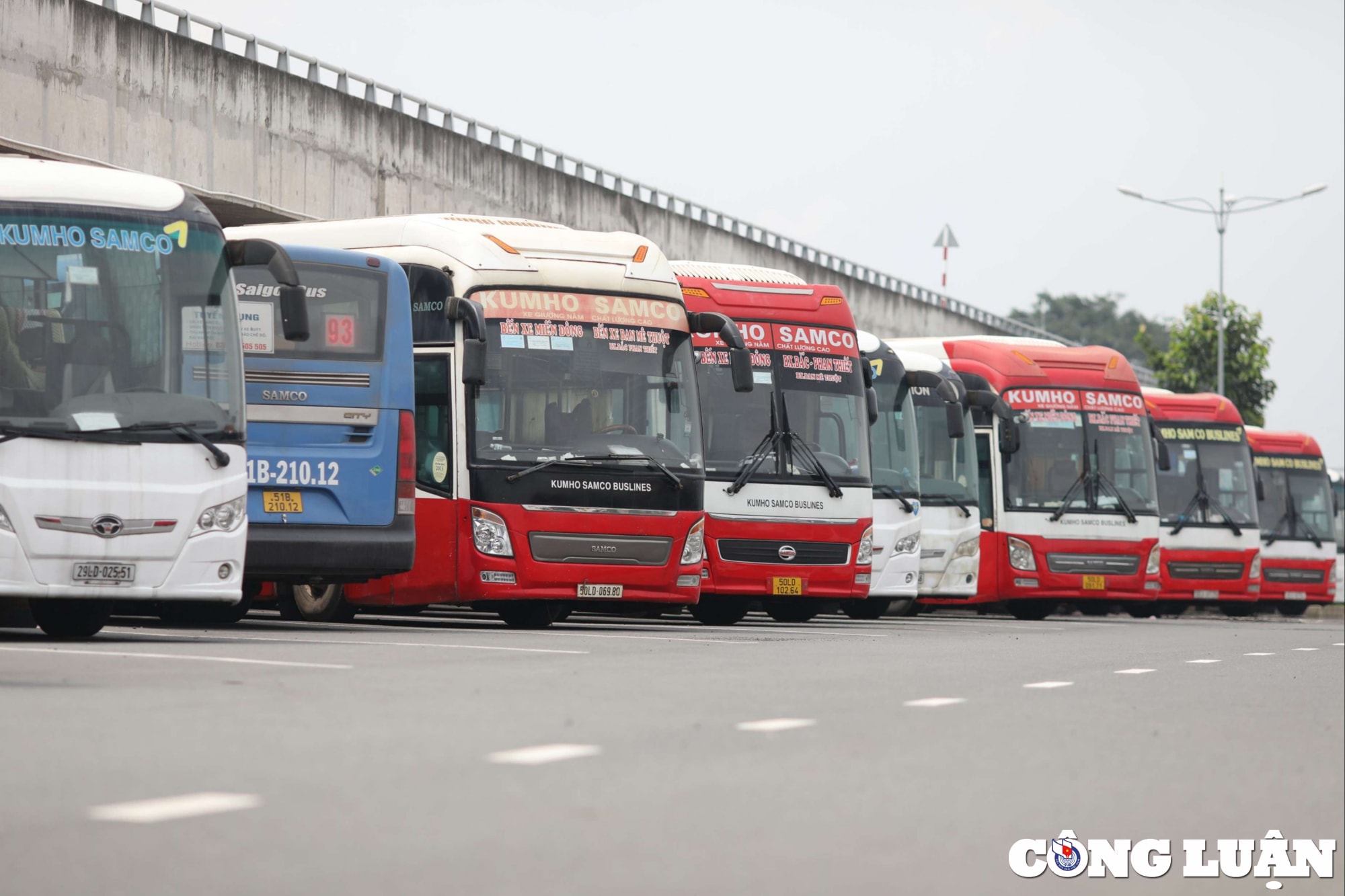 Phía bên ngoài bãi đậu, hàng xe “nằm dài” chờ xuất bến.