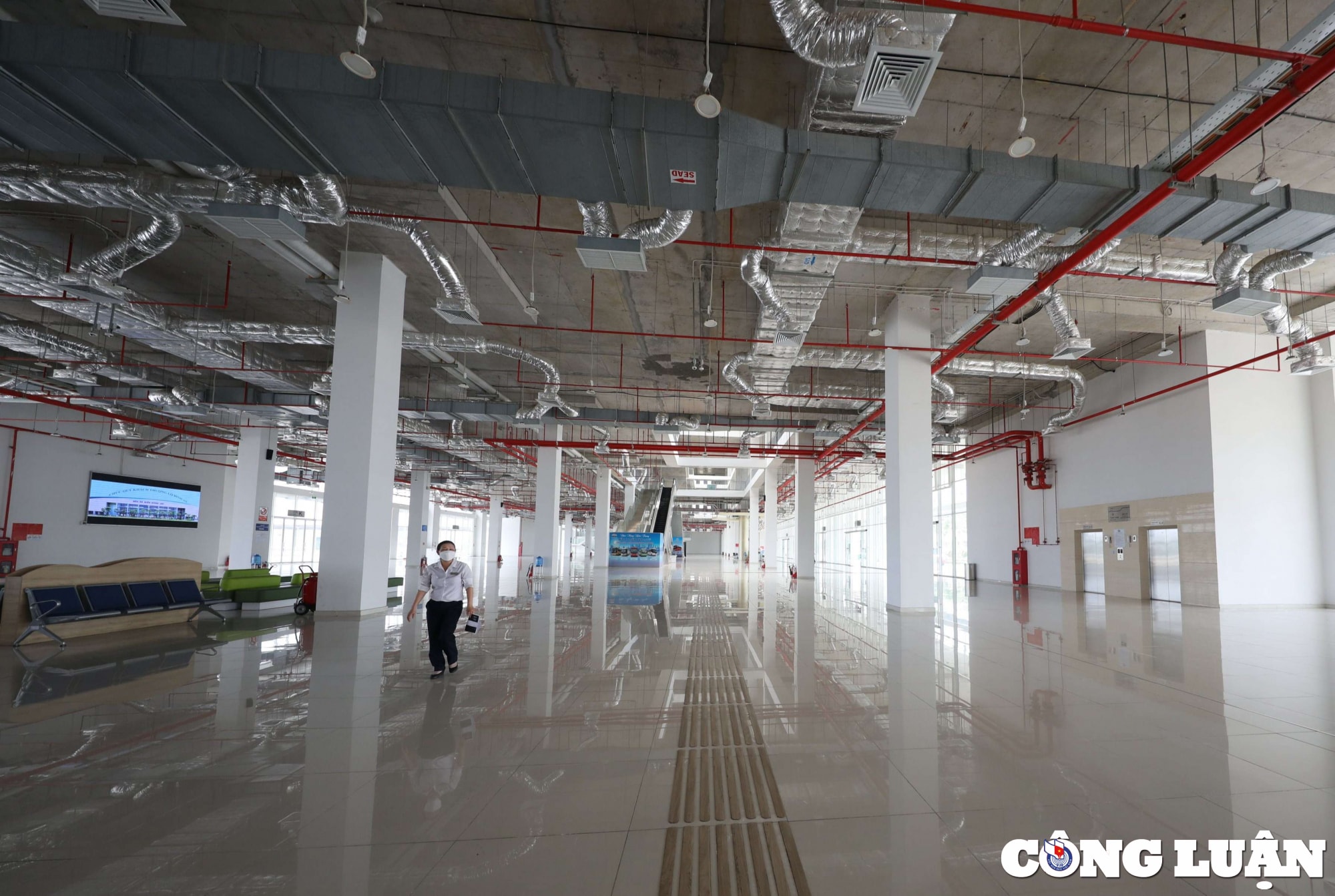 Tại khu vực sảnh chờ, thỉnh thoảng chỉ có vài người qua lại, chủ yếu là bảo vệ, lao động và người hỗ trợ thông tin ở bến xe.