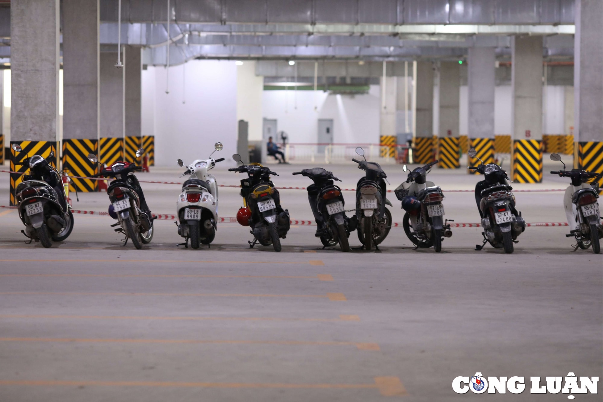Khu vực hầm gửi xe rộng hàng nghìn m2 nhưng chủ yếu để giữ xe của nhân viên làm việc tại đây.