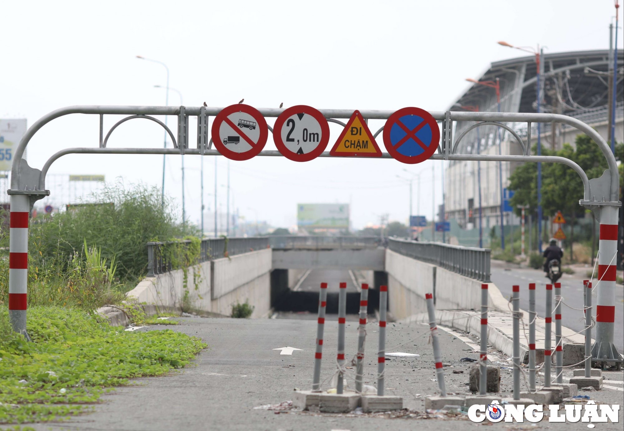 Các công trình phụ trợ, kết nối như cầu vượt, hầm chui và metro vẫn chưa hoàn thành. Đây cũng là một trong những nguyên nhân khiến bến xe này vắng khách.