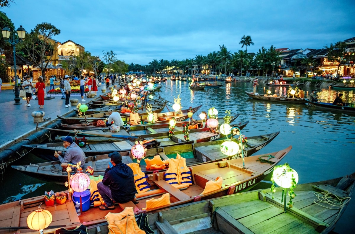 Nghịch lý của ngành du lịch: Giá tour nội địa còn cao hơn tour quốc tế.