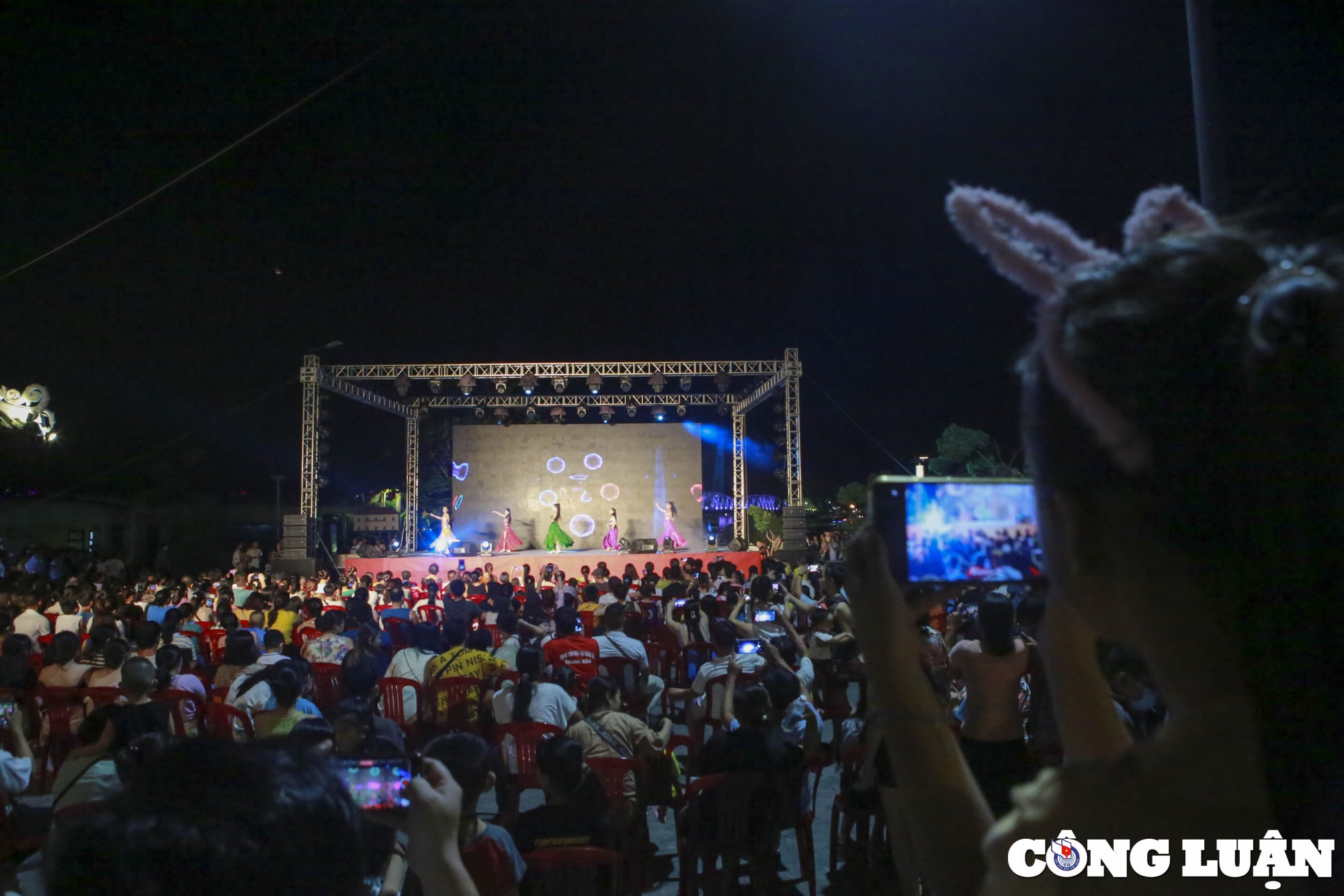 Ngày thứ 3 trong tuần lễ Festival Huế, nhiều chương trình văn nghệ dọc bờ sông Hương đã thu hút đông đảo người dân, du khách đến xem.
