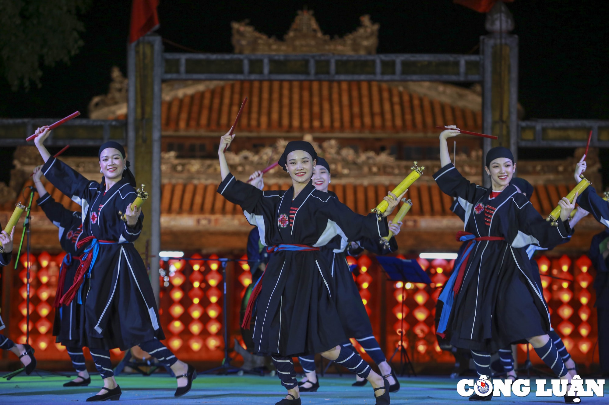 Chương trình Hoàng cung giao hòa ngày 29/6 tại Đại Nội kết hợp nghệ thuật truyền thống và hiện đại trong không gian Hoàng cung. Đêm Gala giã bạn ngày 30/6 tại cồn Dã Viên khép lại sự kiện với những tiết mục giao lưu giữa các đoàn nghệ thuật Việt Nam và quốc tế.