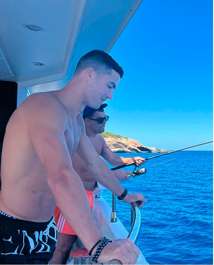 Và dĩ nhiên, bạn trai nổi tiếng Cristiano Ronaldo cũng vô cùng thư giãn trong chuyến nghỉ mát 10 ngày. Siêu sao 37 tuổi còn trổ tài câu cá trên du thuyền cùng một người bạn thân. Ảnh: Daily Mail 