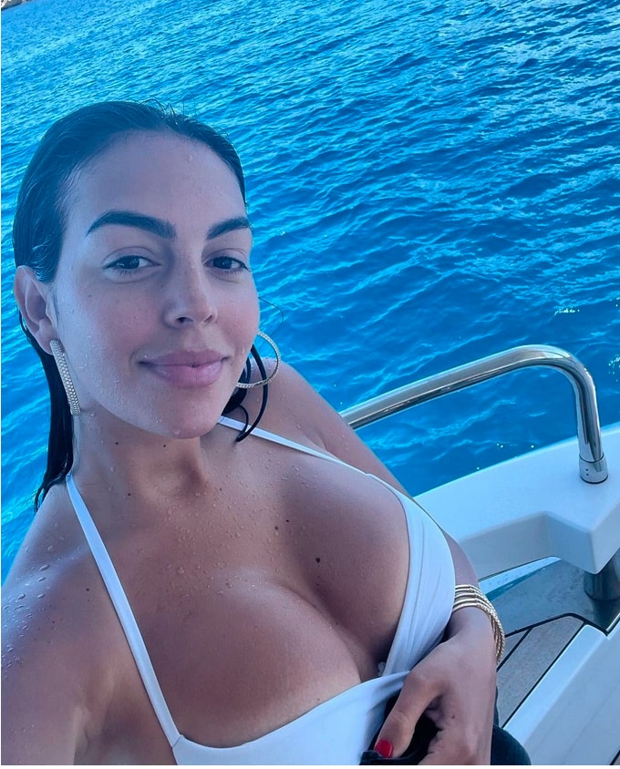 Hiện tại, Cristiano Ronaldo và cô bạn gái Georgina Rodriguez đang có chuyến đi nghỉ mát cực kỳ thư giãn trên chiếc siêu du thuyền trị giá hơn 5,5 triệu bảng Anh ở vùng biển Majorca của Tây Ban Nha. Ảnh: The sun