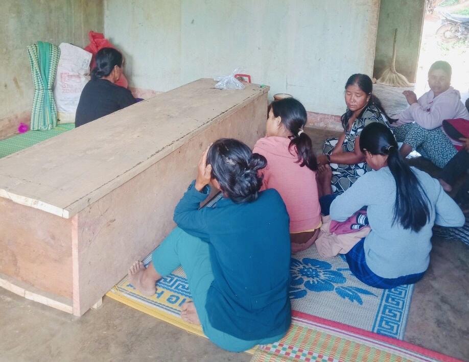 Người thân tổ chức mai tang cho chị Yeng tại làng Bok Ayơl theo phong tục