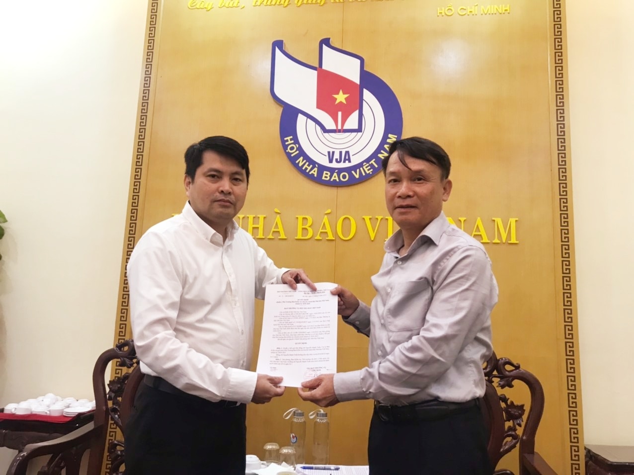 Tại cuộc họp giao ban ngày 28/6, đồng chí Nguyễn Đức Lợi - Phó Chủ tịch Thường trực Hội Nhà báo Việt Nam trao quyết định cho đồng chí Nguyễn Mạnh Tuấn.