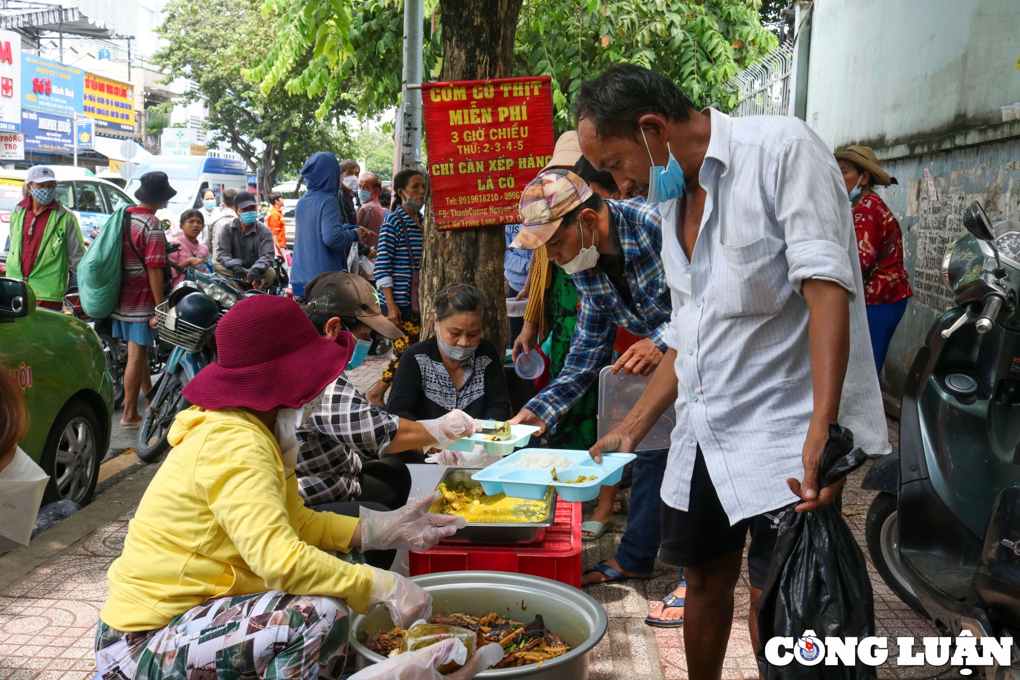 Khi xe chở cơm vừa đến, một nhóm gần 10 người ùa vào, mỗi người phụ một việc, thành thạo khiêng những thùng thức ăn xuống. Đây được biết là những người ở xung quanh khu vực bệnh viện, có người bán vé số, bán hàng, có người chạy xe ôm, vô gia cư hay trẻ nhỏ.
