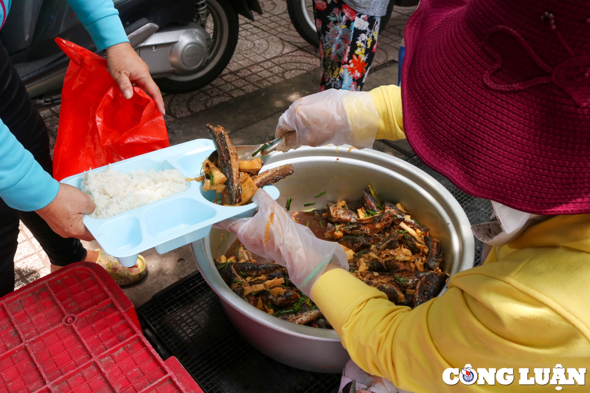 “Có lúc phát cơm xong, về nhà tôi nôn ra máu vì vết mổ chưa lành. Vợ tôi thấy vậy thì liền phản đối, bắt tôi nghỉ. Nhưng nghỉ làm sao được, bà con họ đợi tôi như thói quen rồi. Tôi nghỉ thì sợ họ buồn, biết dựa dẫm vào ai. Ráng được tới đâu thì tới thôi, nhiều lúc ra thấy họ đợi, tôi muốn ứa nước mắt”, ông Cường bộc bạch.