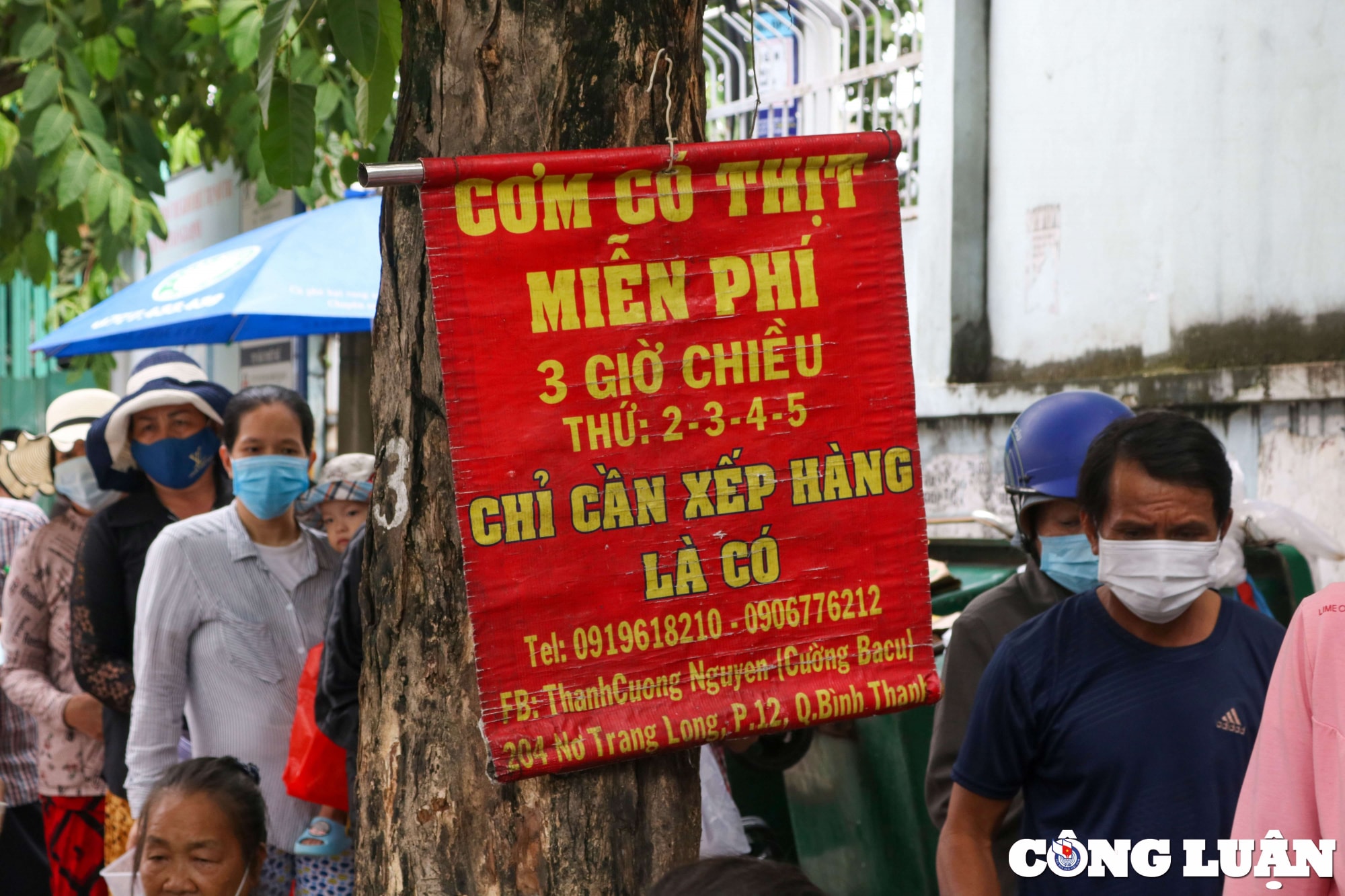 Ông Cường cho biết, dù để biển phát cơm miễn phí lúc 15h, nhưng ông thường phát từ khoảng 12h trong những ngày trời mưa hoặc nếu người bệnh đến đợi quá sớm.