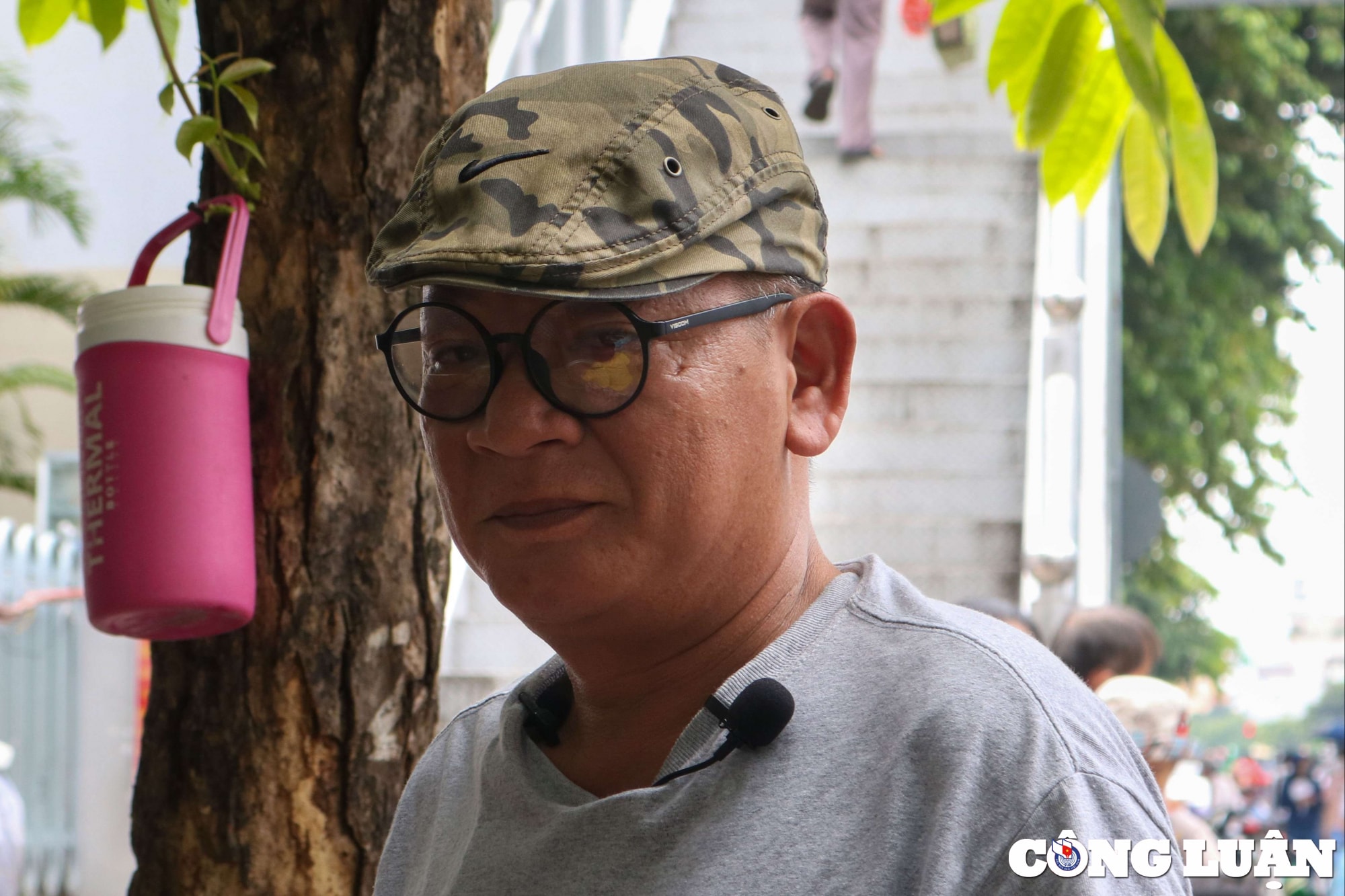 “Ba đã đừng đánh tôi gãy ngón tay vì tội trộm cắp, sau đó từ mặt tôi luôn. Đến trước lúc mất, ba trăn trối kêu tôi ráng làm người. Tôi hối hận, khóc 3 ngày 3 đêm rồi quyết định buông bỏ”, ông Cường nhớ lại.