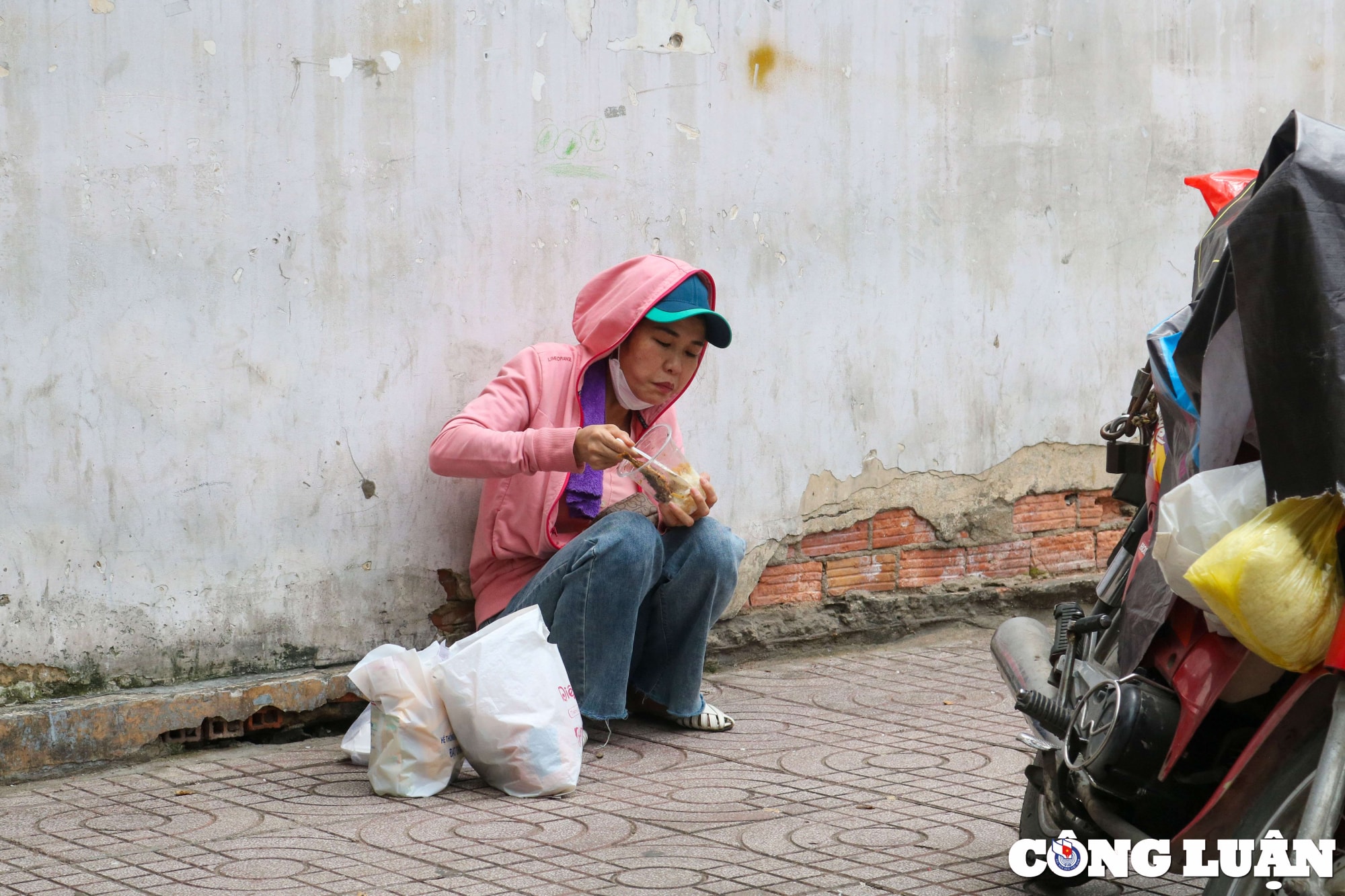 Nhưng sau đó, với sự cứng rắn và lòng thương yêu, ông Cường dần cảm hóa được các đối tượng này, “biến” họ từ người xấu trở thành người bạn đồng hành trên con đường tìm lại cái thiện.