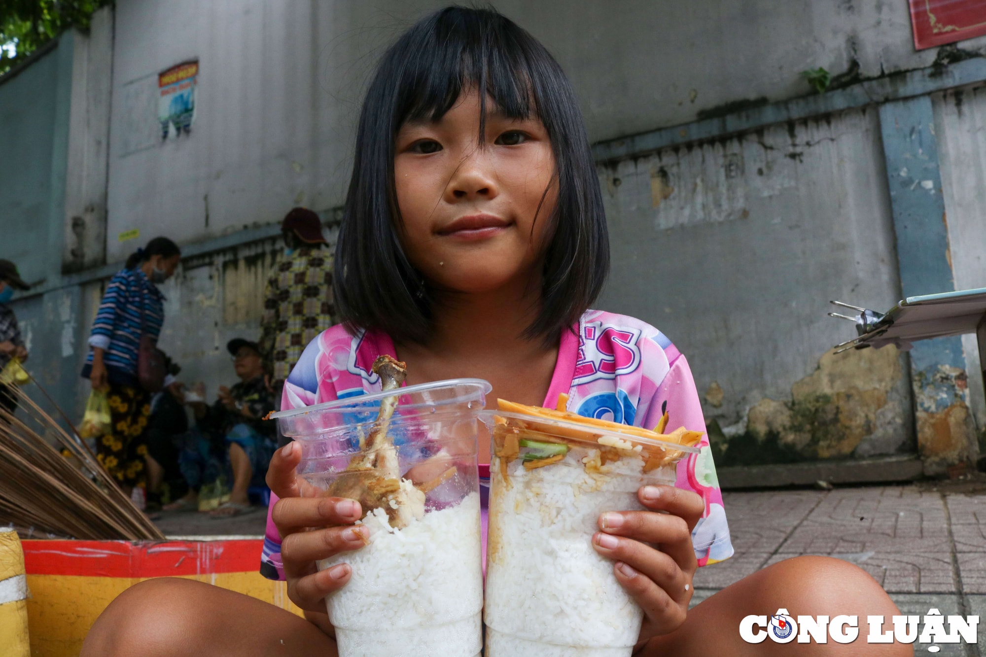 “Cơm từ thiện Ba Cu” của vợ chồng ông Cường cứ thế tồn tại suốt nhiều năm. Ban đầu chỉ có gia đình ông duy trì hoạt động, về sau có thêm nhiều người “góp tay”, không ít Việt kiều xa xôi nghe tiếng cũng đã gửi tiền về để anh Cường có thêm kinh phí hoạt động.