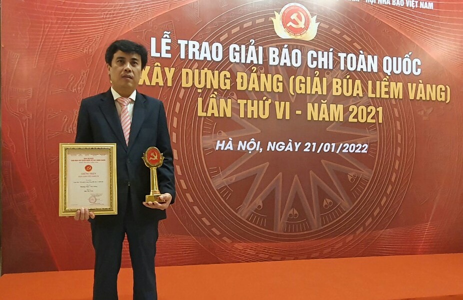 Nhà báo Đồng Viết Thắng nhận Giải Búa Liềm vàng