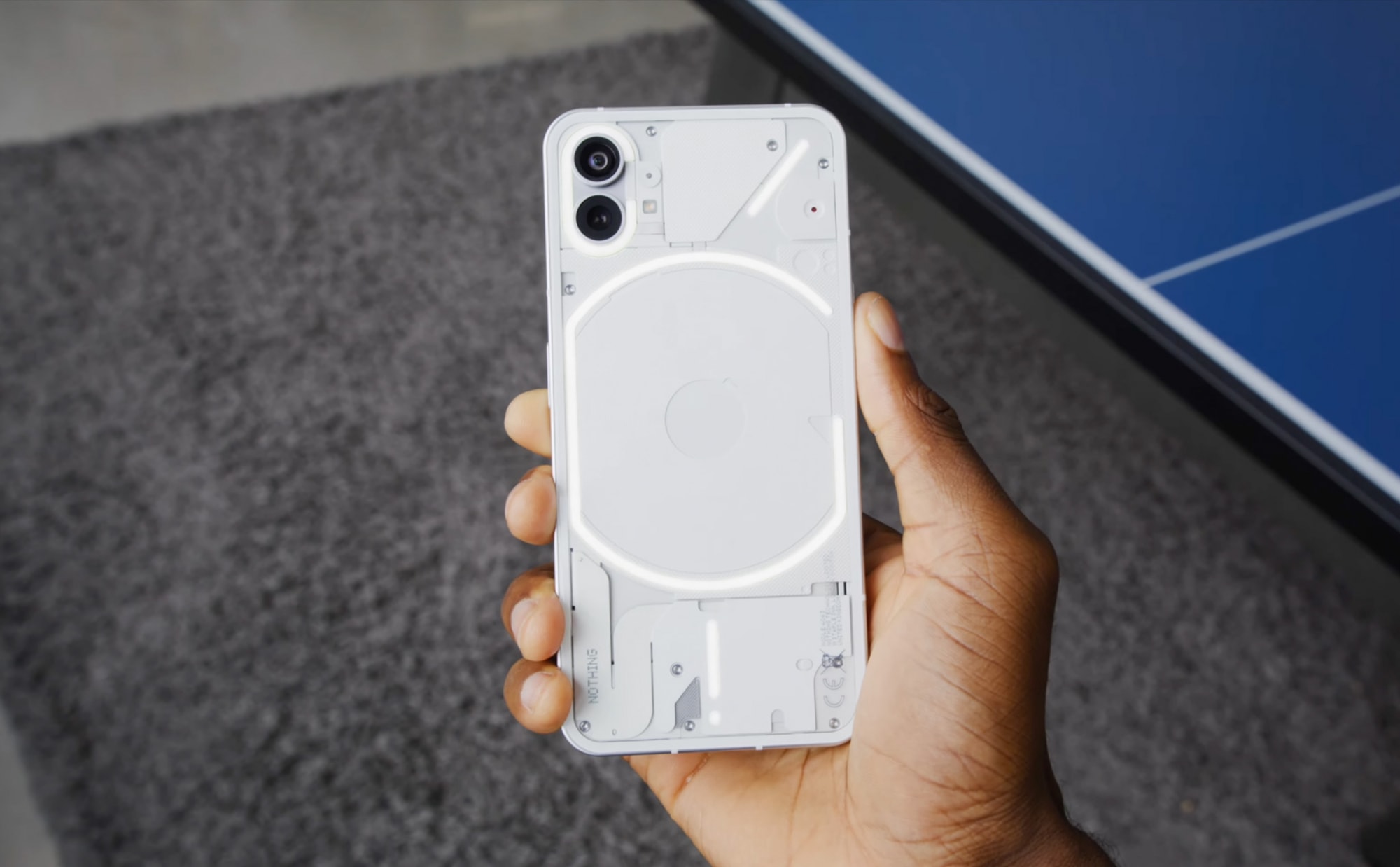 Nothing Phone 1: Sau tai nghe Nothing Ear, công ty Nothing của Carl Pei, cựu sáng lập OnePlus, chuẩn bị cho ra mắt smartphone mang tên Nothing Phone 1. Mẫu điện thoại này trông hoàn toàn khác biệt so với các sản phẩm đang có trên thị trường. Hai điểm nổi bật của máy là lớp vỏ trong suốt, cho thấy một phần linh kiện bên trong, và hơn 900 đèn LED ở mặt sau để hiển thị nhiều trạng thái khác nhau.