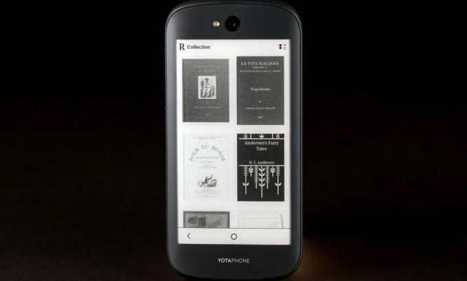 YotaPhone: Ra mắt từ năm 2012, YotaPhone có mặt trước bình thường như các điện thoại Android khác với màn hình LCD 4,3 inch. Điểm khác lạ chỉ xuất hiện khi người dùng lật ngược điện thoại để thấy màn hình 4,3 inch thứ hai dùng công nghệ E-ink. Nó được sử dụng để kiểm tra thông báo, xem lịch, lướt thông tin, đọc sách và nhiều tính năng khác.