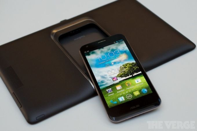 Asus PadFone: PadFone là thiết bị Android bình thường, không có thiết kế hào nhoáng. Nhưng điểm độc đáo là chiếc điện thoại này chỉ là một phần trong bộ sản phẩm. Khi đặt bên trong bộ khung mỏng 9,2 mm, nó biến thành máy tính bảng 10,1 inch, cho thời lượng pin dài hơn và có thể kết nối với bàn phím cứng cắm ngoài.