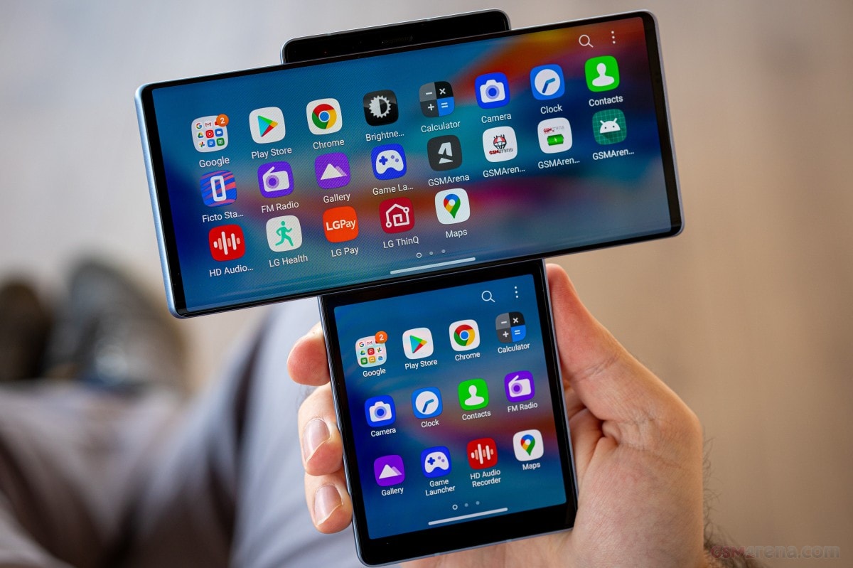 Thiết kế này cho phép người dùng thực hiện đồng thời nhiều công việc, như vừa xem YouTube vừa lướt mạng xã hội, hay chơi game và đọc hướng dẫn cùng lúc. LG Wing cũng tạo được sự chú ý trong thời gian ngắn, trước khi biến mất vì bị cho là 