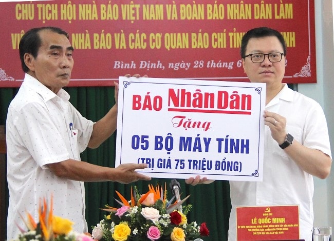 Thông qua Hội Nhà báo tỉnh, Báo Nhân Dân tặng 5 bộ máy tính cho Đài Truyền thanh xã Nhơn Châu (TP Quy Nhơn) và Trung tâm Văn hóa - Thông tin - Thể thao huyện Vân Canh. Ảnh: N.M
