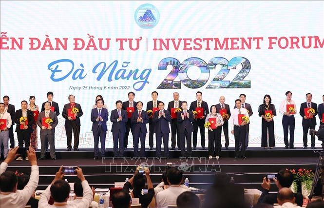 Thủ tướng Phạm Minh Chính chứng kiến lãnh đạo thành phố Đà Nẵng trao chứng nhận đầu tư, chứng nhận nghiên cứu khảo sát cho các doanh nghiệp. Ảnh: Dương Giang/TTXVN